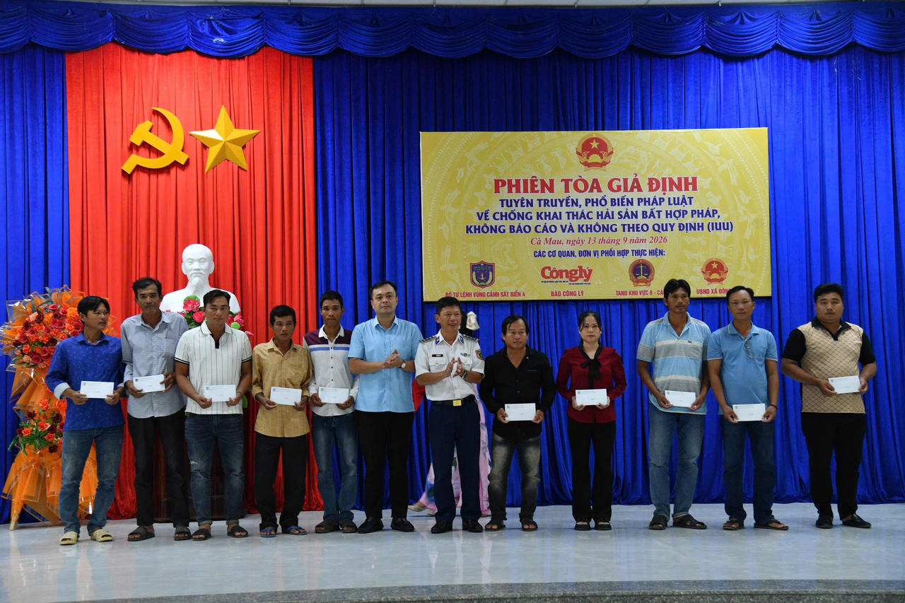 BTL Vùng Cảnh sát biển 4 trao tặng 20 suất quà (mỗi suất 1 triệu đồng) tặng gia đình chính sách, gia đình ngư dân có hoàn cảnh khó khăn trên địa bàn. Ảnh: Quang Vinh