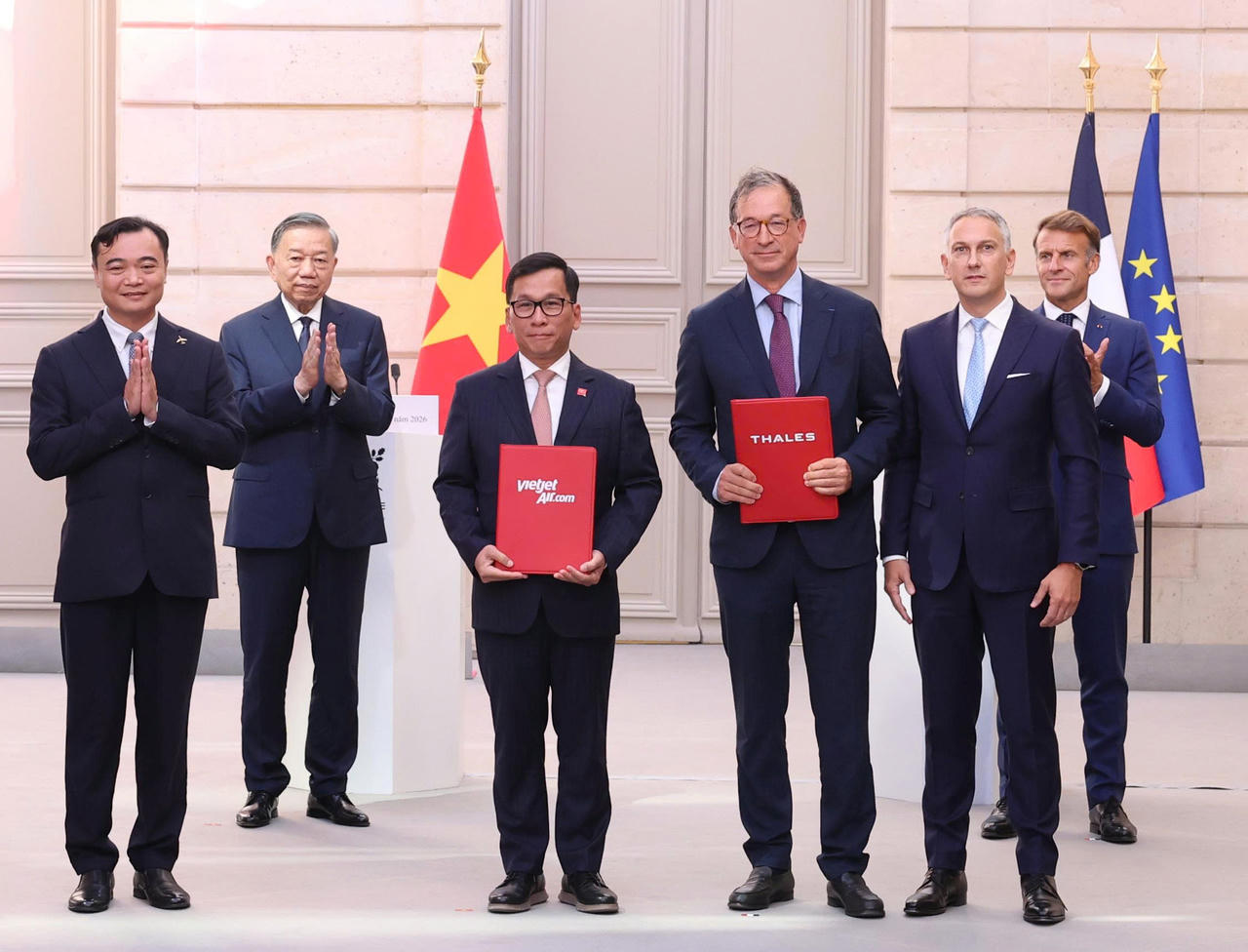Vietjet và tập đoàn Thales trao các thỏa thuận hợp tác về bảo dưỡng và công nghệ hàng không tại Điện Élysée, Paris, trước sự chứng kiến của Tổng Bí thư, Chủ tịch nước Tô Lâm và Tổng thống Pháp Emmanuel Macron (Nguồn: TTXVN)