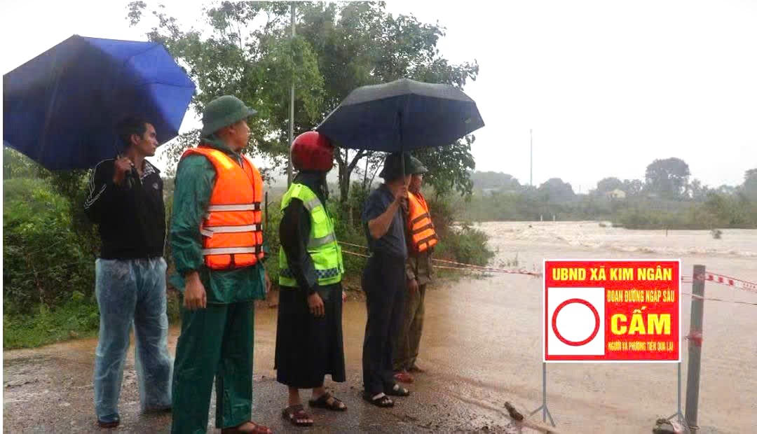 Lực lượng chức năng lập rào chắn, cảnh báo người dân không qua lại tại khu vực đường bị ngập ở xã Kim Ngân, Quảng Trị. (Ảnh: xã Kim Ngân)