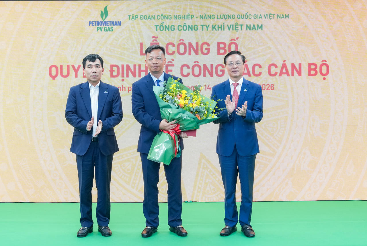 Phó TGĐ Petrovietnam Lê Xuân Huyên và Chủ tịch HĐQT PV GAS Bùi Minh Tiến tặng hoa chúc mừng Thành viên HĐQT PV GAS Nguyễn Tuấn Anh.