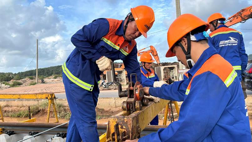 Ông Lê Quý Công (bên trái) được điều động từ Hà Nội tới Phú Quốc để thi công tuyến LRT. Ảnh: Thanh Vũ
