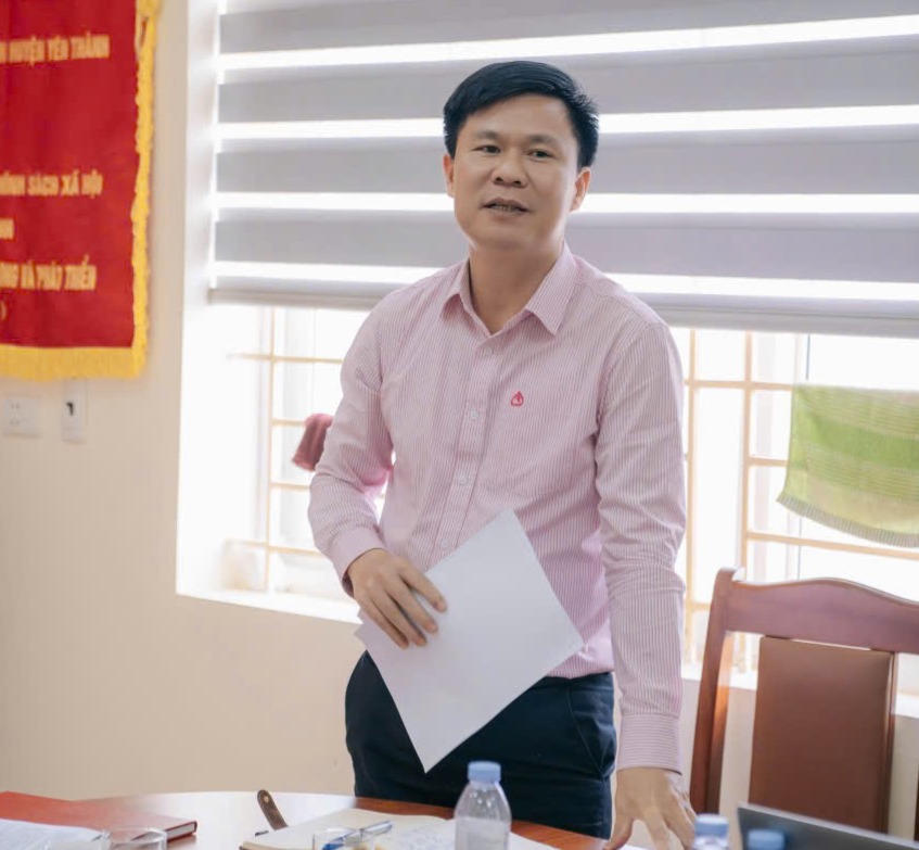 Bí thư Chi bộ, Giám đốc Phòng giao dịch NHCSXH Yên Thành - ông Nguyễn Văn Tuấn phát biểu tại Hội nghị bàn biện pháp nâng cao chất lượng tín dụng chính sách tháng 8/2026.