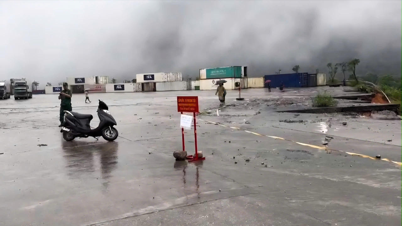 Lực lượng chức năng đặt biển cảnh báo, khoanh vùng khu vực có nguy cơ mất an toàn. (Ảnh: UBND xã Dân Hóa)