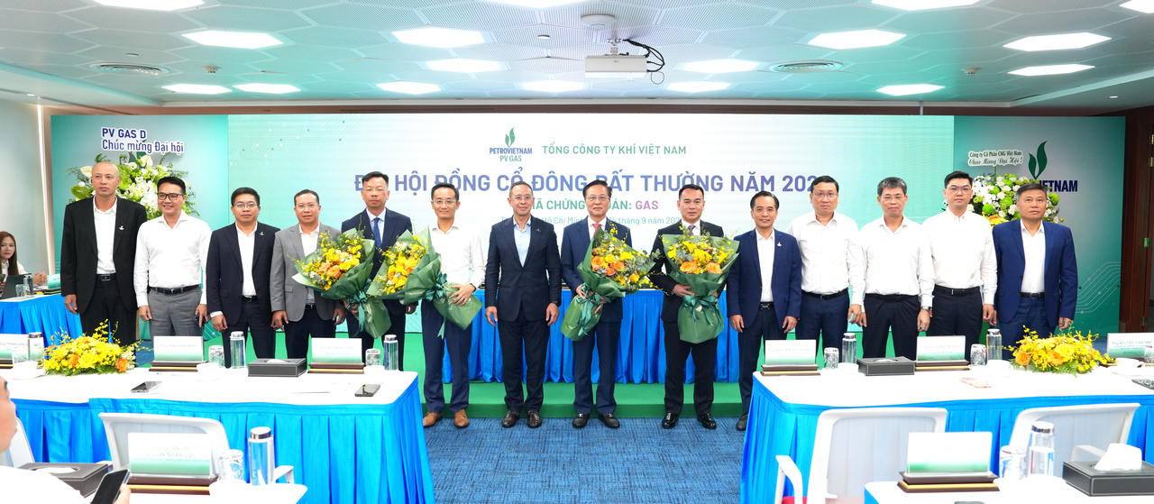 Thành viên HĐTV Petrovietnam Trần Bình Minh tặng hoa chúc mừng thành công của Đại hội.