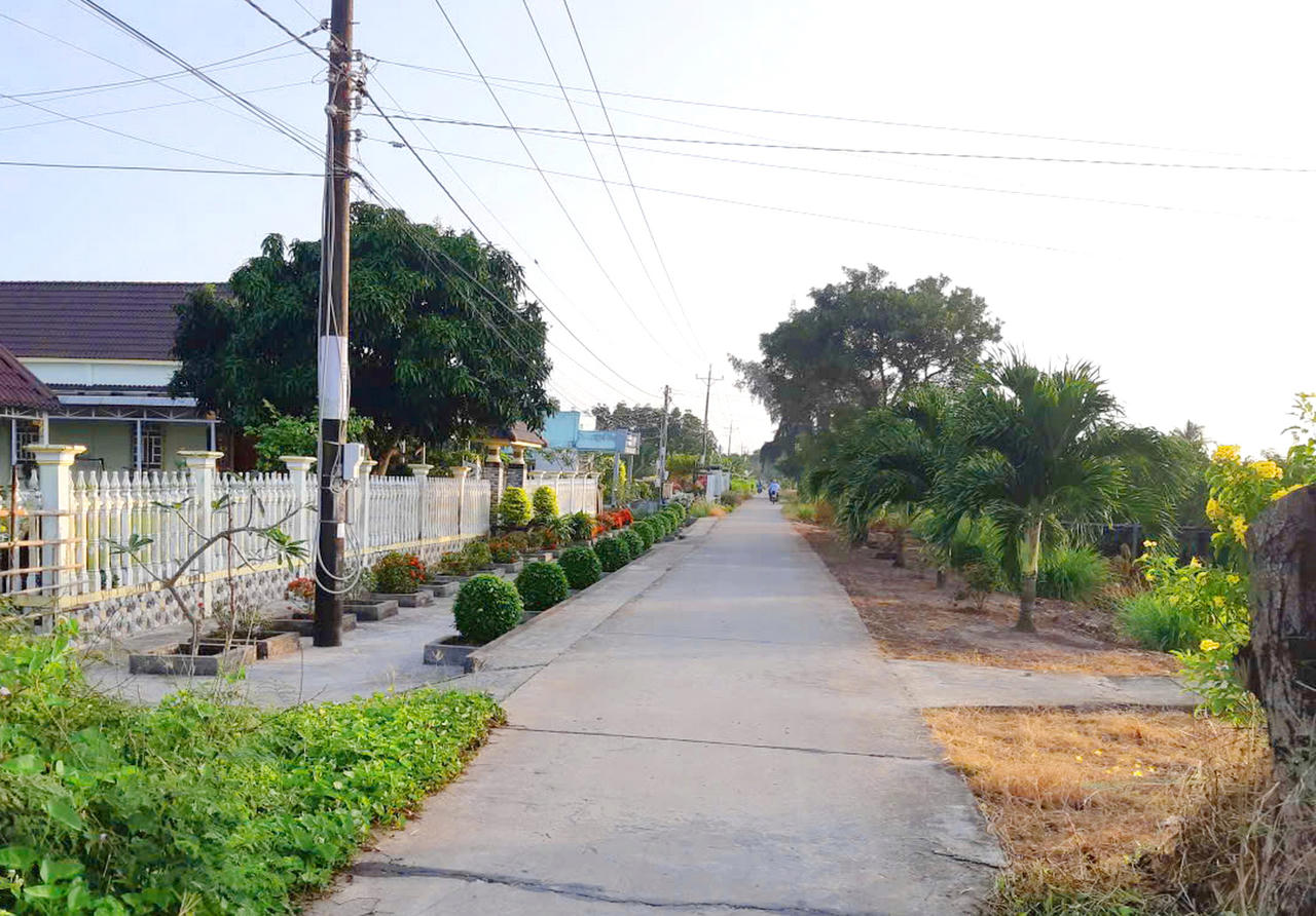 Những tuyến đường bê tông được đầu tư, góp phần hoàn thiện mạng lưới giao thông nông thôn Cà Mau (Ảnh: T.N).
