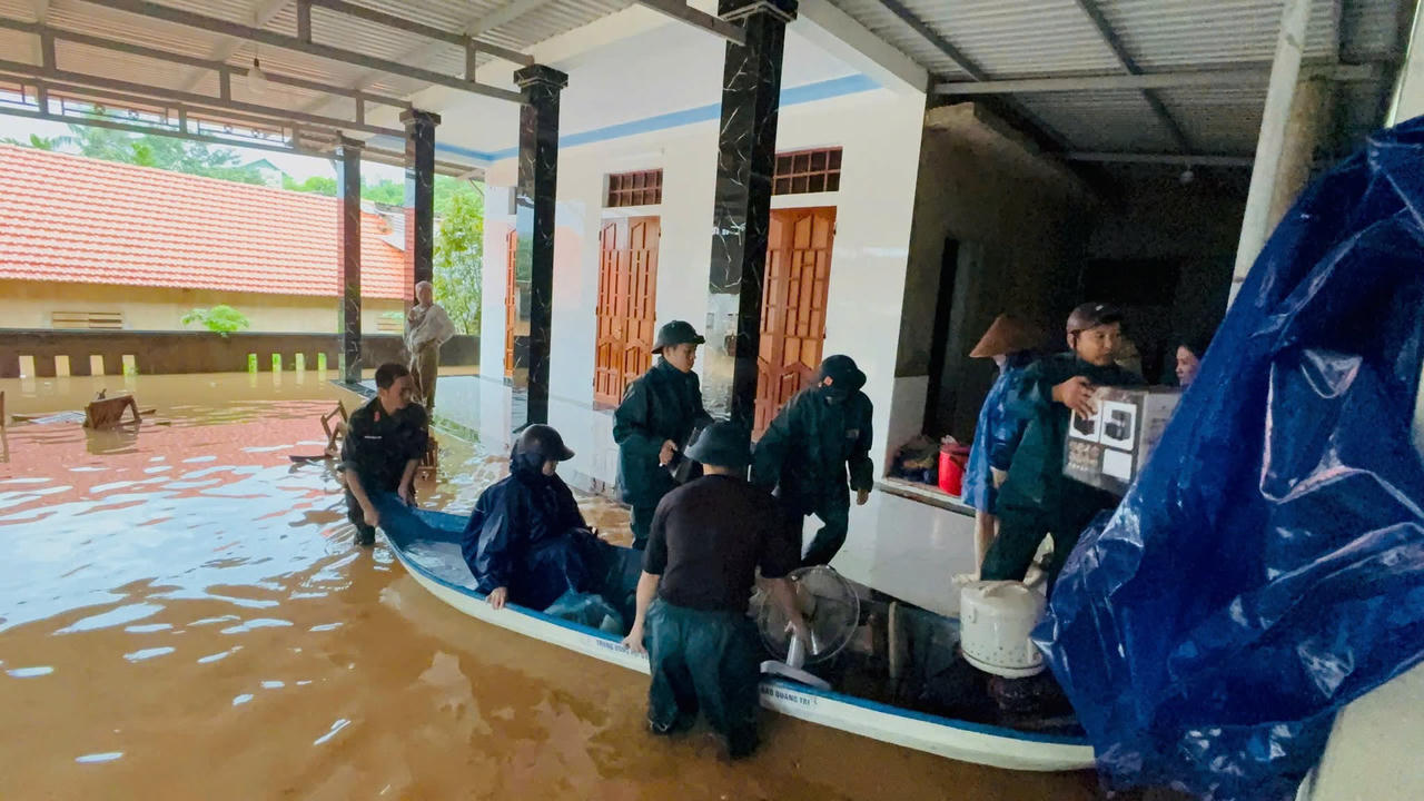 Lực lượng vũ trang Quảng Trị khẩn trương hỗ trợ Nhân dân khắc phục hậu quả mưa lũ