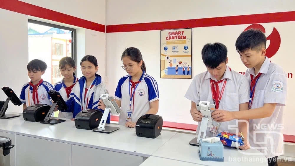Ứng dụng công nghệ số trong canteen Trường THCS Nha Trang 
(Thái Nguyên). (Ảnh: Trường THCS Nha Trang cung cấp)
