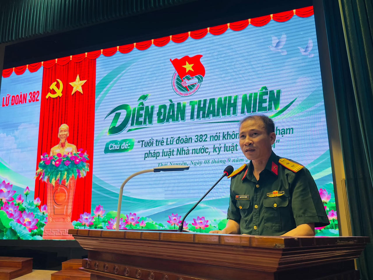 Trung tá Nguyễn Văn Minh - Phó Chính ủy Lữ đoàn quán triệt những nội dung chính tại buổi diễn đàn thanh niên