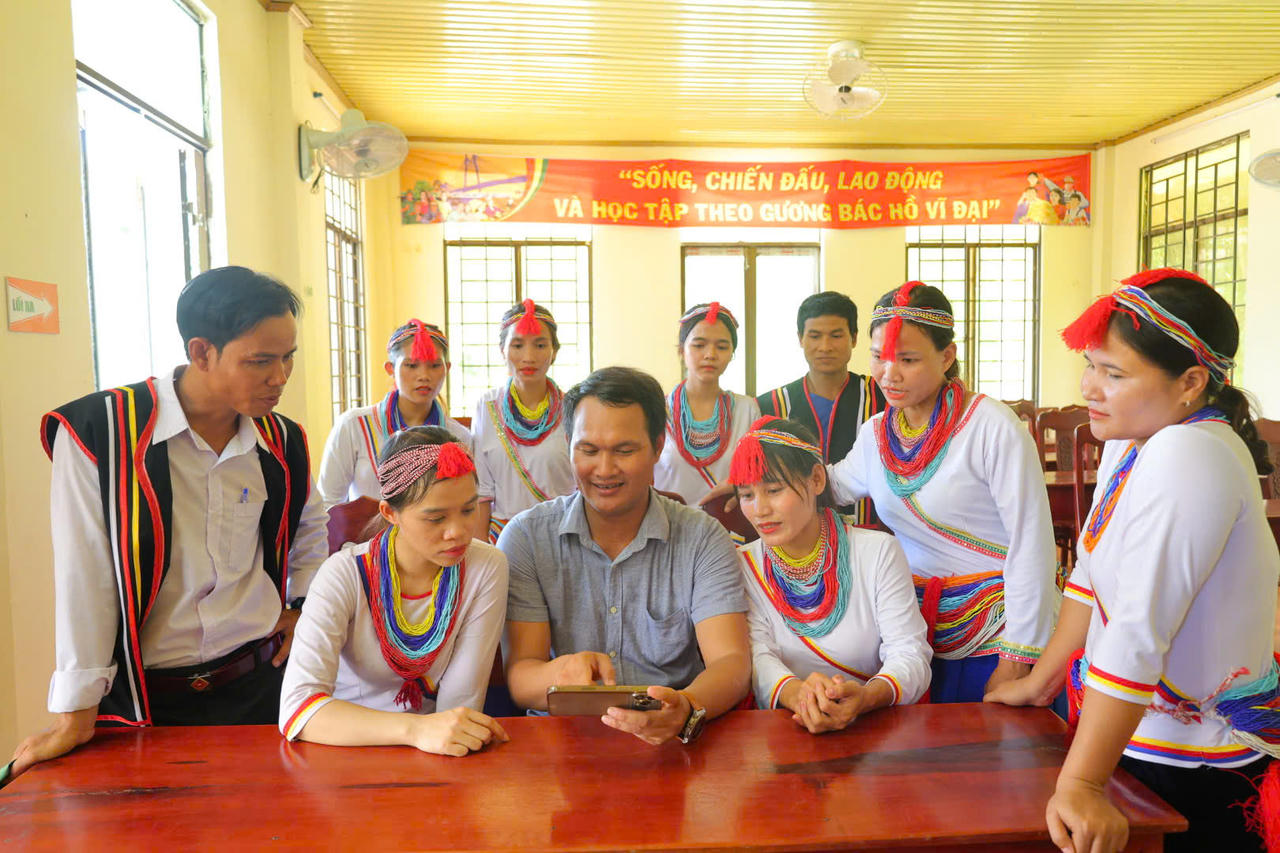 Những người con mang họ Hồ vẫn đang ngày đêm đoàn kết, đồng lòng, gìn giữ và phát huy truyền thống tốt đẹp của cha ông, viết tiếp bản hùng ca về ý chí tự lực, tinh thần đoàn kết và khát vọng dựng xây quê hương ngày càng giàu đẹp, văn minh (ảnh Vân Anh)