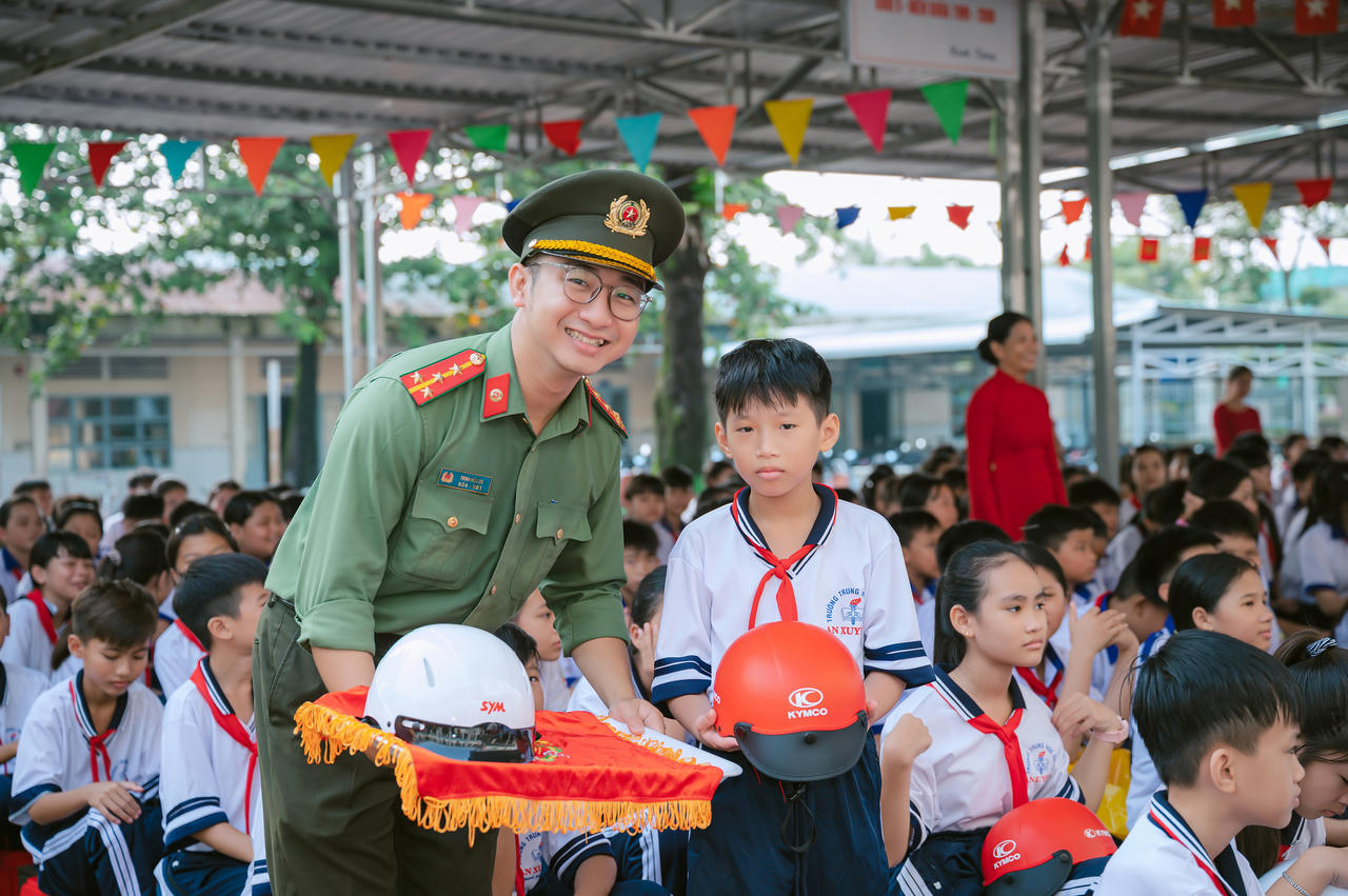 Học sinh hào hứng tham gia giao lưu, trả lời câu hỏi và nhận quà tại buổi tuyên truyền (Ảnh: H.Đ).