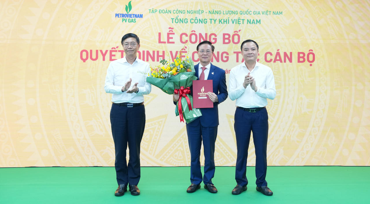 Đồng chí Lê Ngọc Sơn – Bí thư Đảng ủy, Chủ tịch HĐTV Petrovietnam; đồng chí Trần Quang Dũng – Phó Bí thư Đảng ủy Petrovietnam tặng hoa chúc mừng Tân Chủ tịch HĐQT PV GAS.