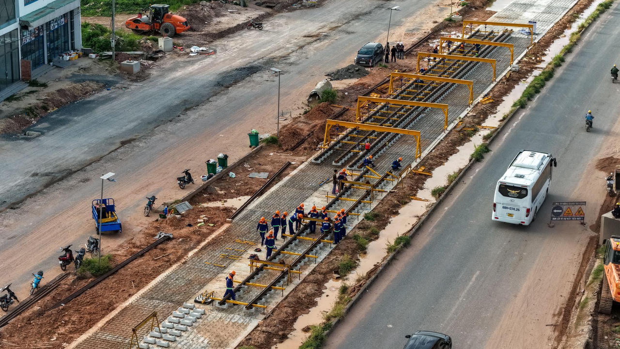 Những đoạn ray chính tuyến đầu tiên được lắp đặt trên tuyến LRT Phú Quốc. Ảnh: TDC