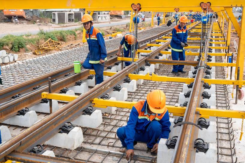Tuyến LRT đầu tiên tại Phú Quốc cấp tốc lắp đặt hơn 2.800 thanh ray