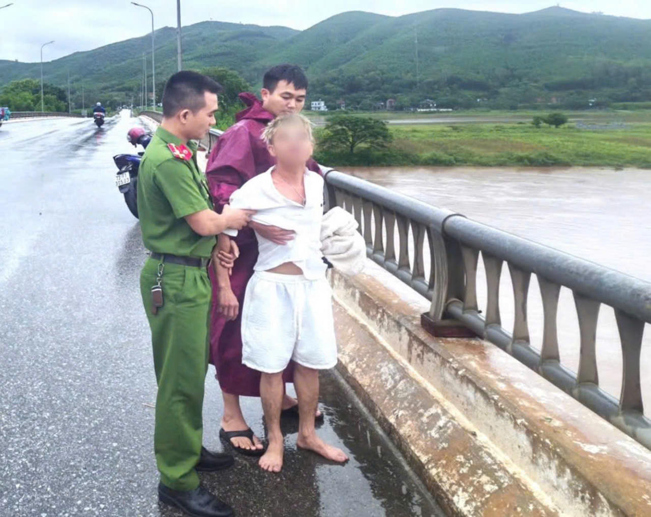 Đại úy Bùi Đăng Liêm, cán bộ Công an xã Phong Nha, kịp thời tiếp cận, đưa nam thanh niên rời khỏi vị trí nguy hiểm trên cầu Xuân Sơn. (Ảnh: CA Quảng Trị)