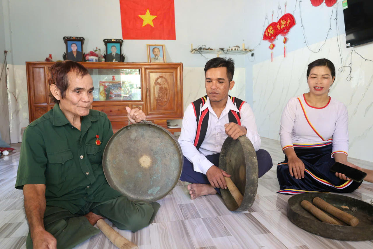 Tinh thần “giữ lửa” văn hoá bản địa đang được thế hệ trẻ tiếp nối một cách thiết thực bằng cách, nhiều bạn trẻ ngày nay vẫn thường xuyên tìm đến nhà các bô lão để lắng nghe, tìm hiểu về các phong tục, tập quán và sử dụng đấu chiêng, múa.. (ảnh Vân Anh)