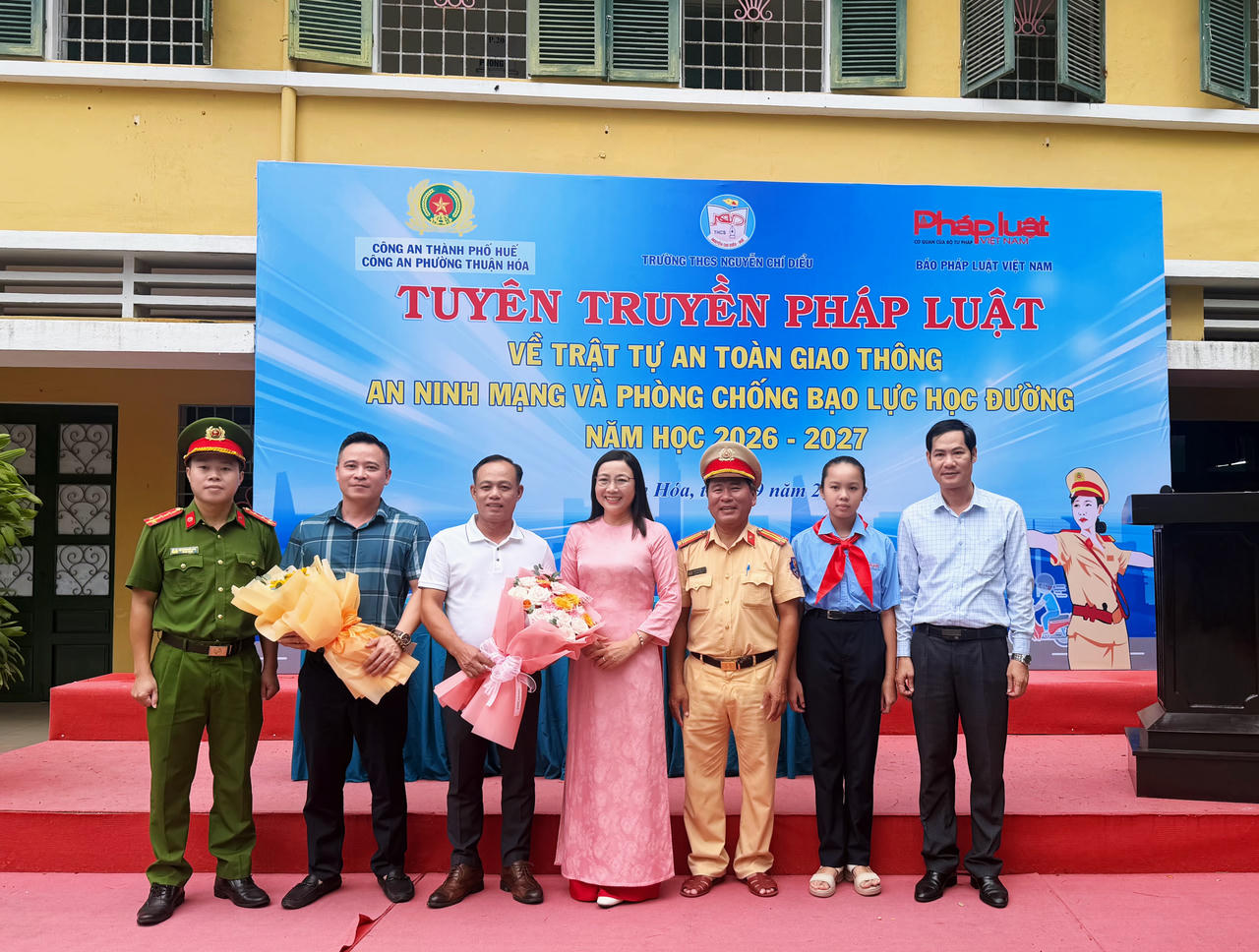Lãnh đạo Trường THCS Nguyễn Chí Diểu tặng hoa các đơn vị phối hợp tổ chức chương trình.