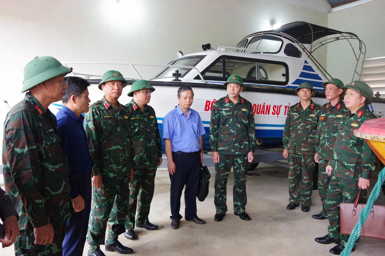Đoàn công tác Quân khu 4 do Trung tướng Hà Thọ Bình, Tư lệnh Quân khu 4, làm Trưởng đoàn kiểm tra tại Ban CHQS xã Diên Sanh. (Ảnh: Xuân Diện)