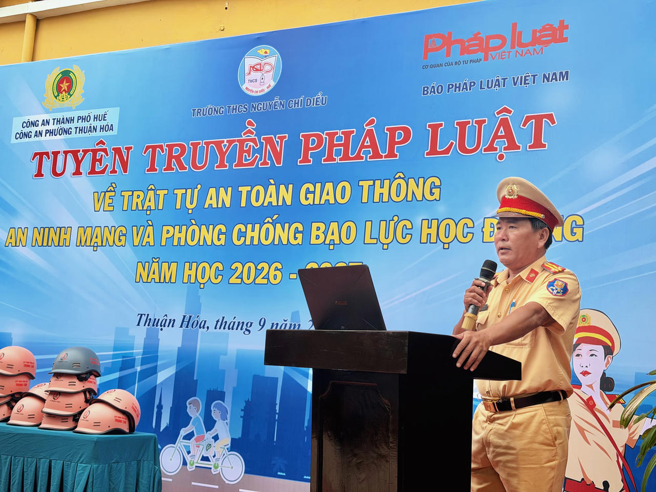Trung tá Phạm Quang Anh, cán bộ Đội CSGT đường bộ số 2 - Phòng CSGT phát biểu tại chương trình.