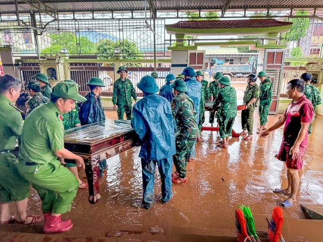 Đồn Biên phòng CKQT Lao Bảo đã cắt cử cán bộ, chiến sĩ phối hợp với chính quyền địa phương và các lực lượng về các nhà dân, để giúp dân khắc phục thiệt hại (Ảnh: ĐT)