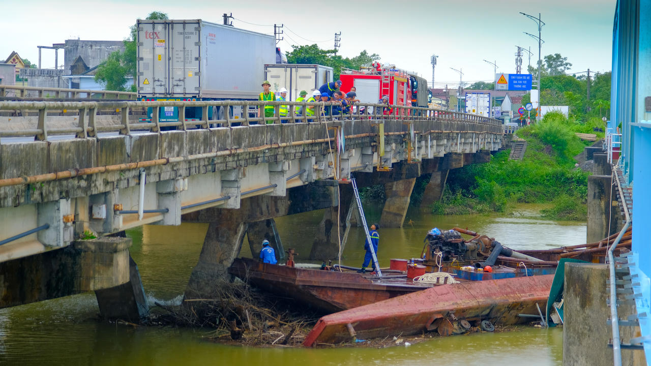 Các lực lượng chức năng của tỉnh Quảng Trị đã được huy động đến hiện trường phối hợp triển khai phương án xử lý.