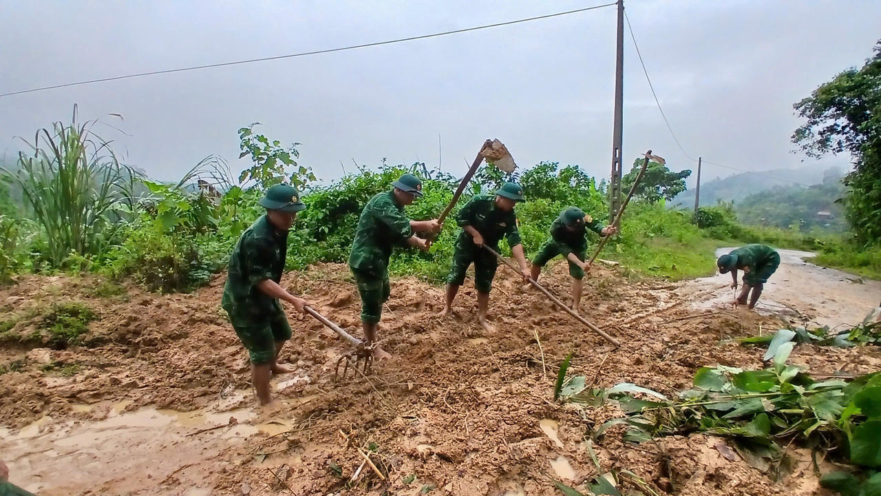 Cán bộ, chiến sĩ Đồn Biên phòng Ba Nang khẩn trương xử lý sạt lở, khơi thông tuyến đường, giúp người dân đi lại an toàn. (Ảnh: BĐBP Quảng Trị)