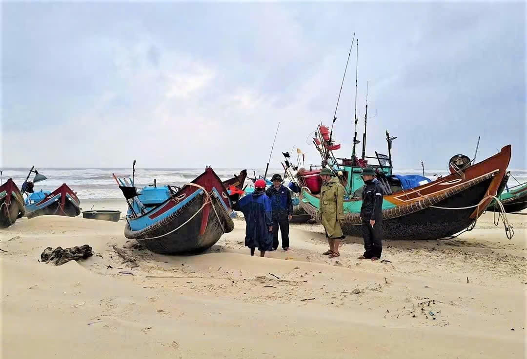Lực lượng chức năng kiểm tra, hướng dẫn ngư dân đưa tàu thuyền vào nơi tránh trú an toàn tại xã Ninh Châu, Quảng Trị. (Ảnh: xã Ninh Châu)