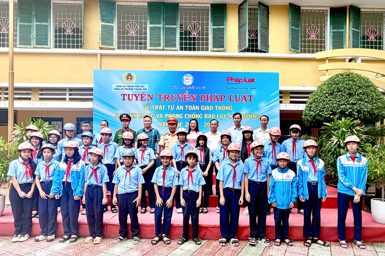 Báo Pháp luật Việt Nam và Công an TP Huế phối hợp tuyên truyền pháp luật, tặng mũ bảo hiểm cho học sinh