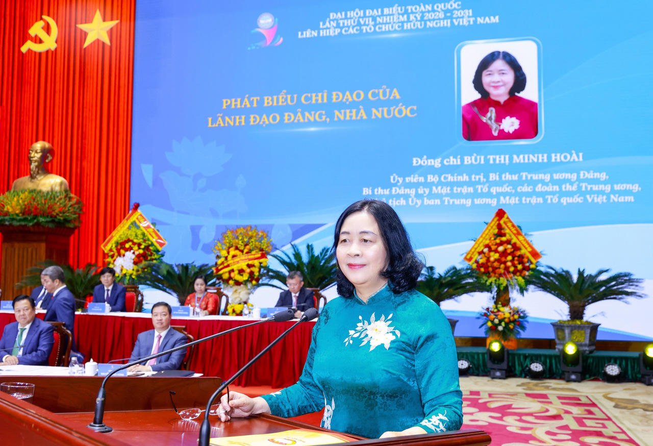 Bà Bùi Thị Minh Hoài - Ủy viên Bộ Chính trị, Bí thư Trung ương Đảng, Bí thư Đảng ủy MTTQ, các đoàn thể Trung ương, Chủ tịch Ủy ban Trung ương MTTQ Việt Nam phát biểu chỉ đạo tại Đại hội. Ảnh: Quang Vinh