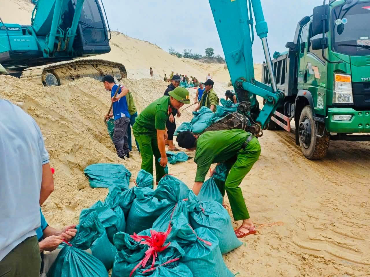 Lực lượng vũ trang Quảng Trị khẩn trương hỗ trợ Nhân dân khắc phục hậu quả mưa lũ
