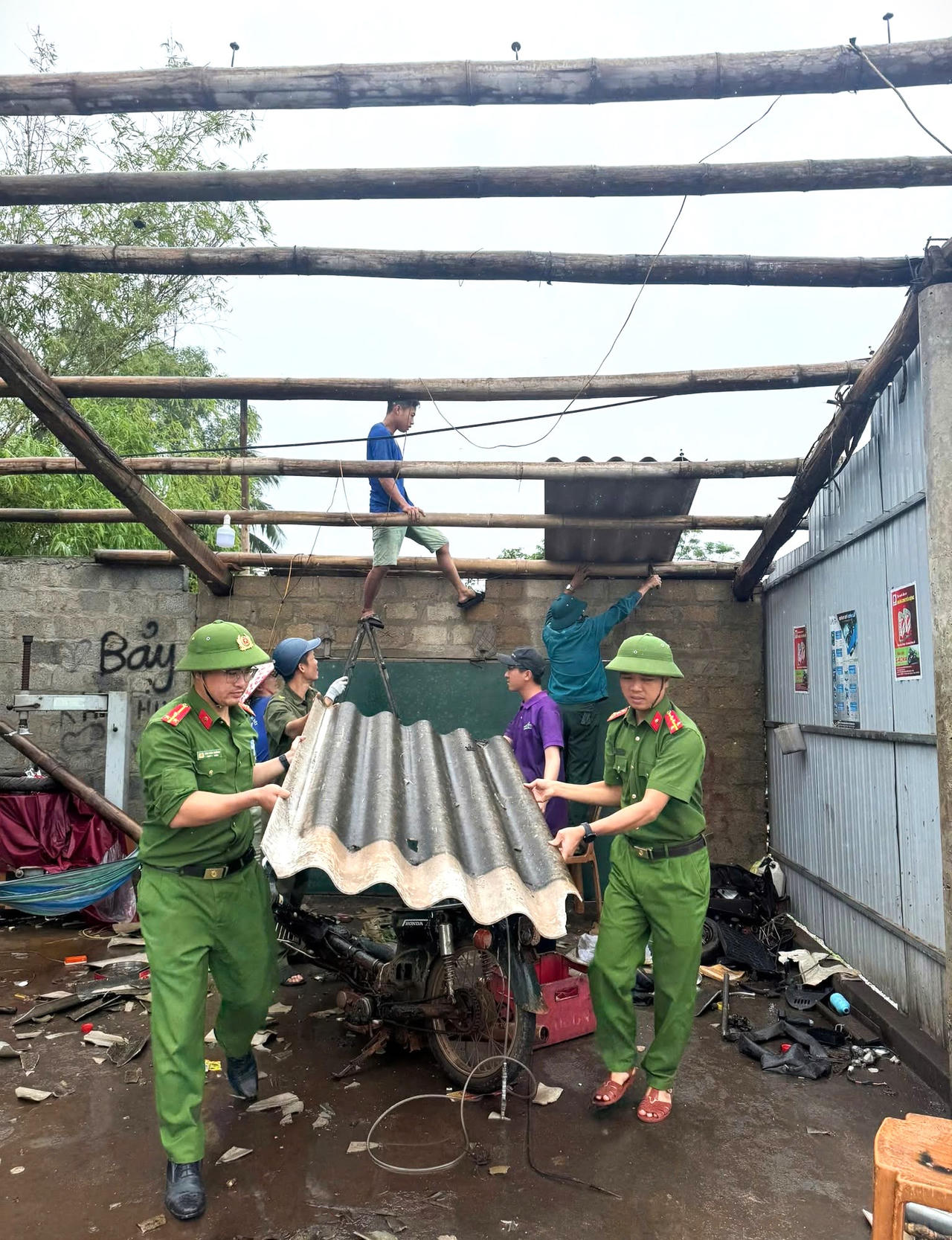 Lực lượng vũ trang Quảng Trị khẩn trương hỗ trợ Nhân dân khắc phục hậu quả mưa lũ