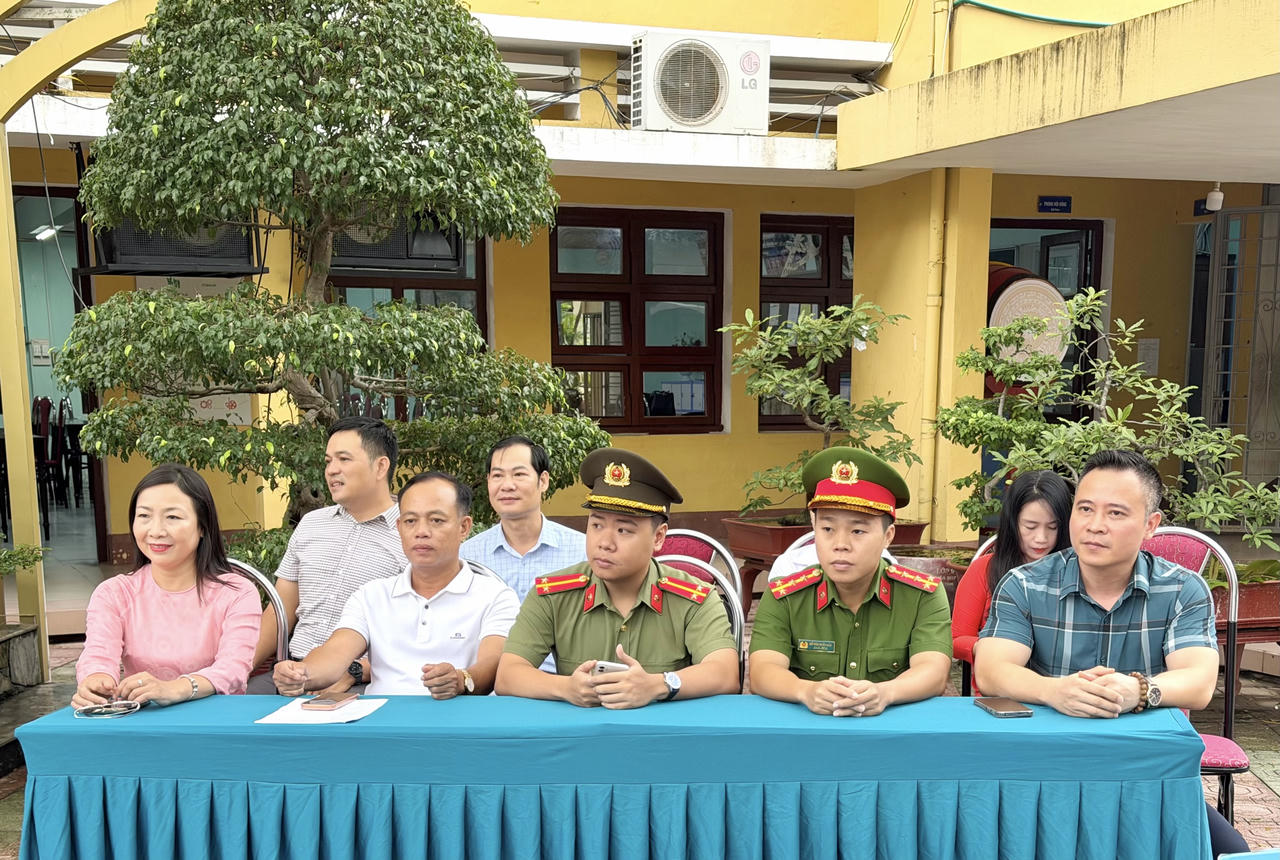 Các đại biểu tham dự chương trình.