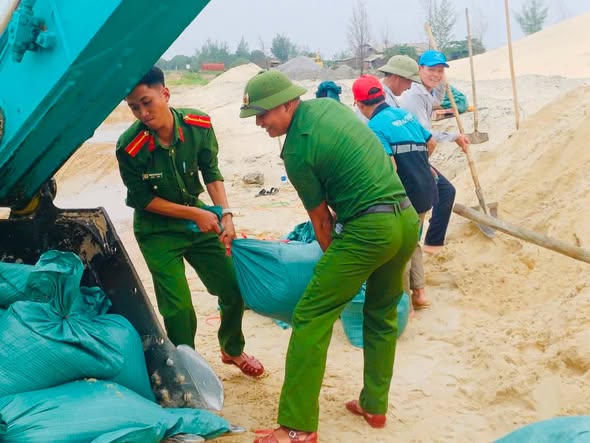 Lực lượng vũ trang Quảng Trị khẩn trương hỗ trợ Nhân dân khắc phục hậu quả mưa lũ