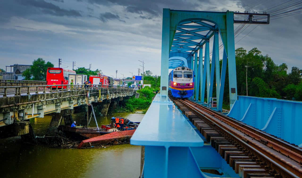 Việc các phương tiện có tải trọng lớn mắc kẹt tại chân cầu đặt ra yêu cầu phải nhanh chóng giải phóng hiện trường, bảo đảm an toàn cho các công trình cũng như hoạt động giao thông.