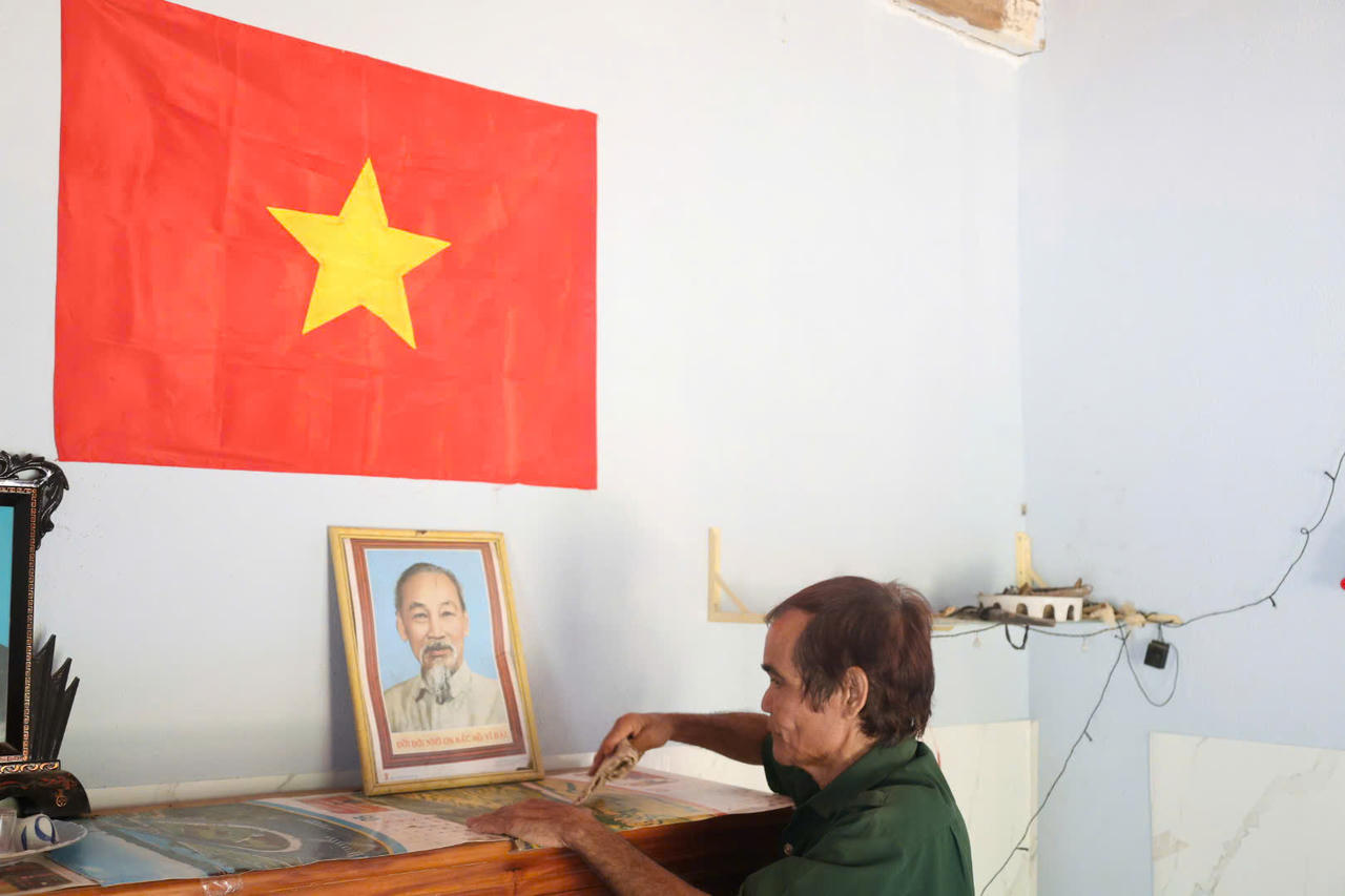Người Co khi dựng nhà, việc đầu tiên tính đến là đặt bàn thờ Bác Hồ ở đâu cho trang trọng nhất (ảnh Vân Anh)