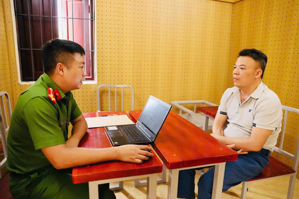 Khởi tố đối tượng giả danh lãnh đạo, lừa đảo hàng trăm triệu đồng
