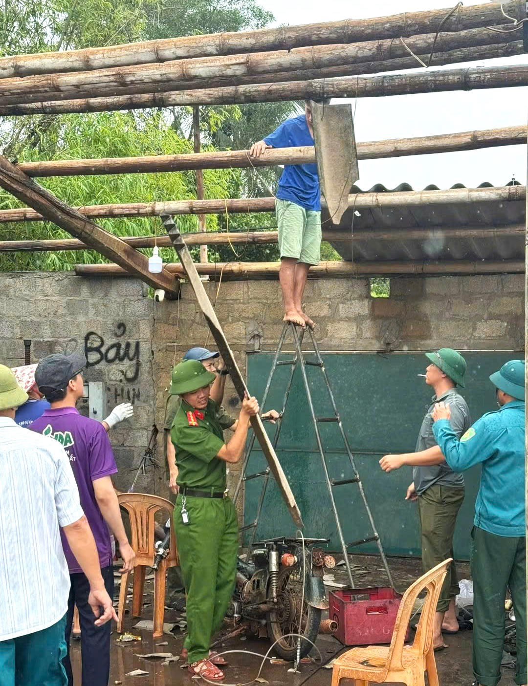 Lực lượng vũ trang Quảng Trị khẩn trương hỗ trợ Nhân dân khắc phục hậu quả mưa lũ