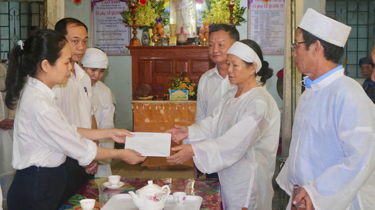 Doanh nghiệp và chính quyền Kim Trà hỗ trợ gia đình người đàn ông gặp nạn khi đi thả lưới