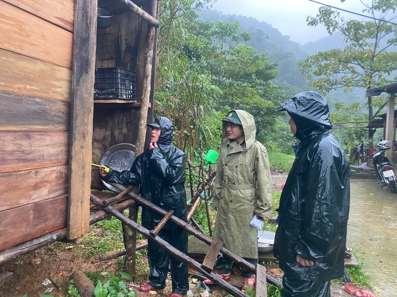 Lực lượng vũ trang Quảng Trị khẩn trương hỗ trợ Nhân dân khắc phục hậu quả mưa lũ