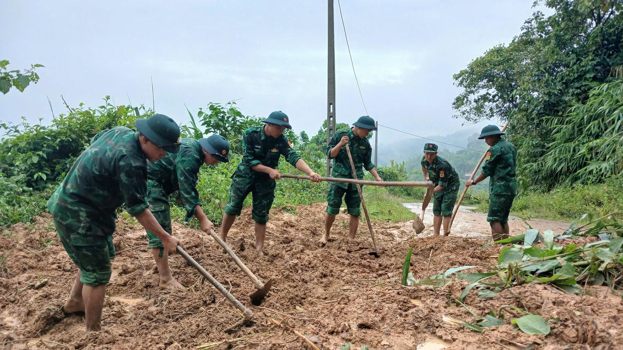 Cán bộ, chiến sĩ Bộ đội Biên phòng khẩn trương khắc phục điểm sạt lở, bảo đảm giao thông cho người dân sau mưa lũ. (Ảnh: BĐBP Quảng Trị)