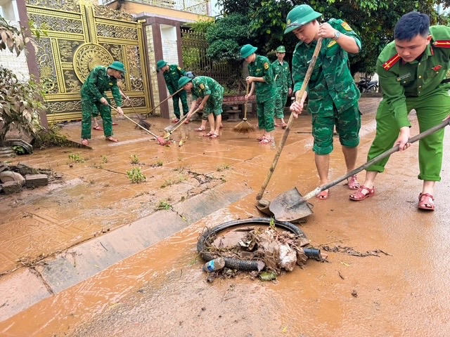 Bộ đội Biên phòng tỉnh Quảng Trị phối hợp với chính quyền và các lực lượng chức năng khẩn trương hỗ trợ người dân khắc phục hậu quả (Ảnh: ĐT)