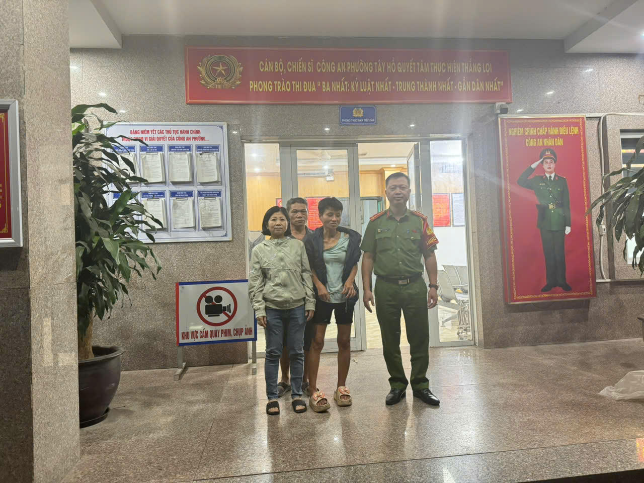 Người phụ nữ được người thân đón về sau khi được Công an phường Tây Hồ hỗ trợ xác minh thông tin. (Ảnh: Công an Tây Hồ).