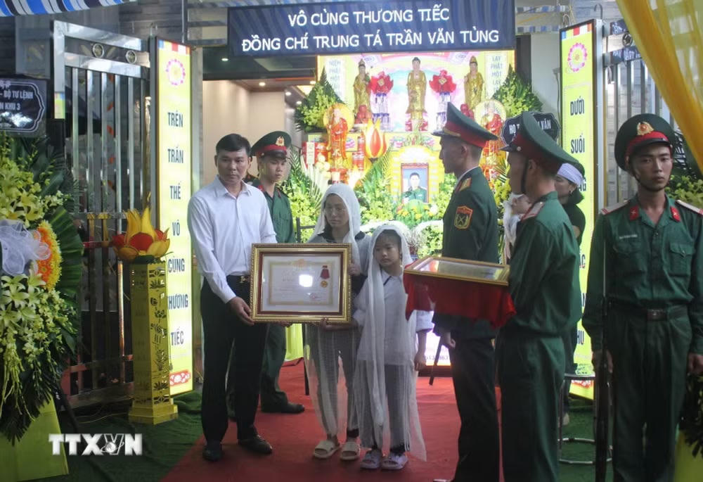 Chủ tịch nước truy tặng Huân chương Dũng cảm đối với Trung tá Trần Văn Tùng- Ảnh 2.