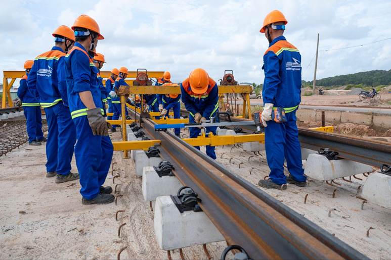 Cận cảnh loại ray rãnh 60R2 đầu tiên tại Phú Quốc. Ảnh: TDC