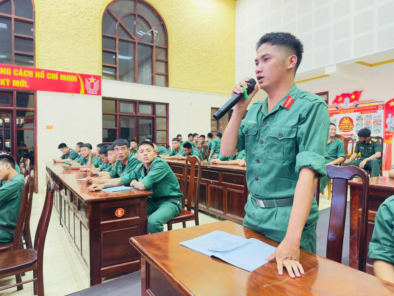 Đoàn viên thanh niên (ĐVTN) phát biểu, trao đổi về việc chấp hành pháp luật, kỷ luật của ĐVTN trong thời gian vừa qua tại Lữ đoàn 382