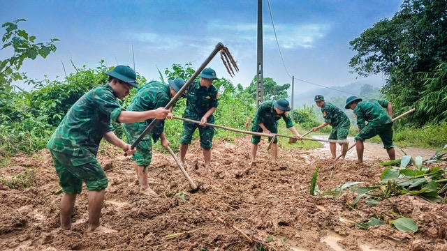 Bộ đội Biên phòng Quảng Trị giúp dân khắc phục hậu quả mưa lũ
