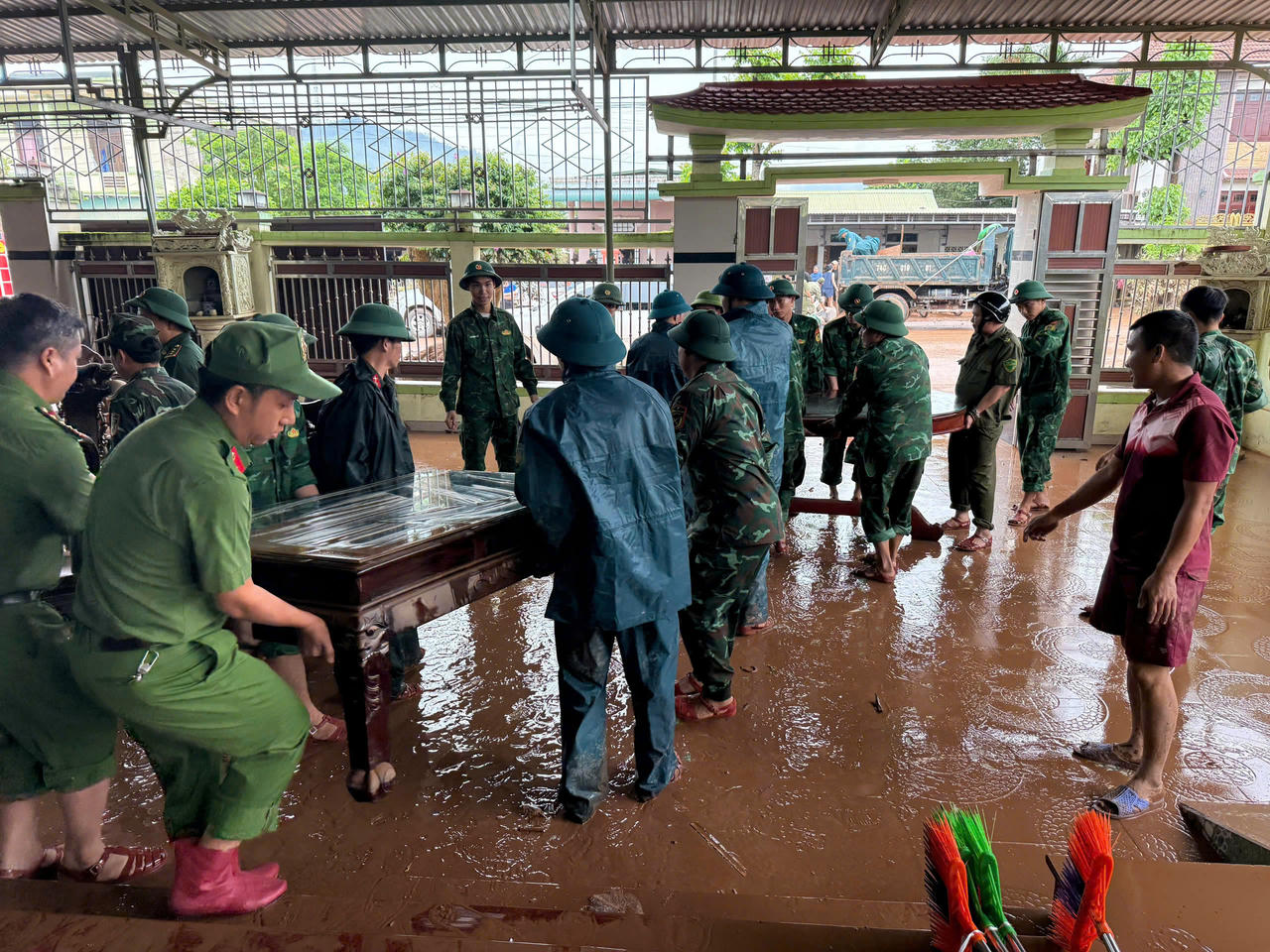 Lực lượng vũ trang tỉnh phối hợp với chính quyền địa phương về giúp đỡ Nhân dân, khắc phục thiệt hại. (Ảnh: BĐBP Quảng Trị)