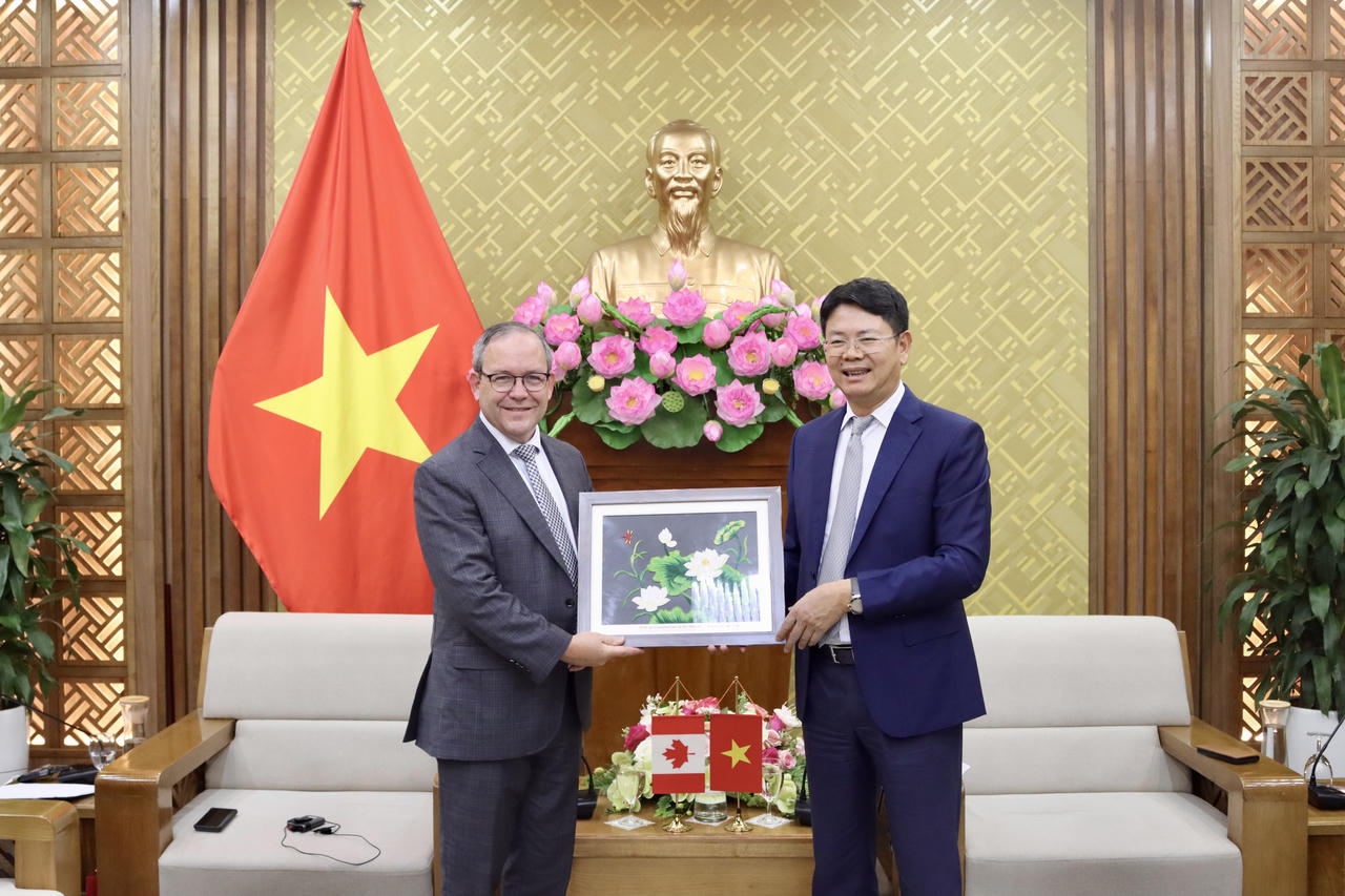 Thứ trưởng Nguyễn Thanh Tịnh tặng quà lưu niệm cho ông Doug Downey, Tổng Chưởng lý tỉnh Ontario, Canada.