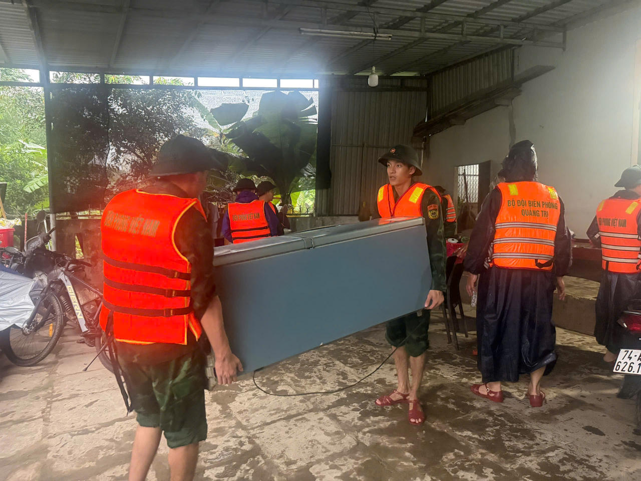 Lực lượng Bộ đội Biên phòng Quảng Trị hỗ trợ người dân di chuyển tài sản đến nơi an toàn trong thời điểm mưa lũ. (Ảnh: BĐBP Quảng Trị)