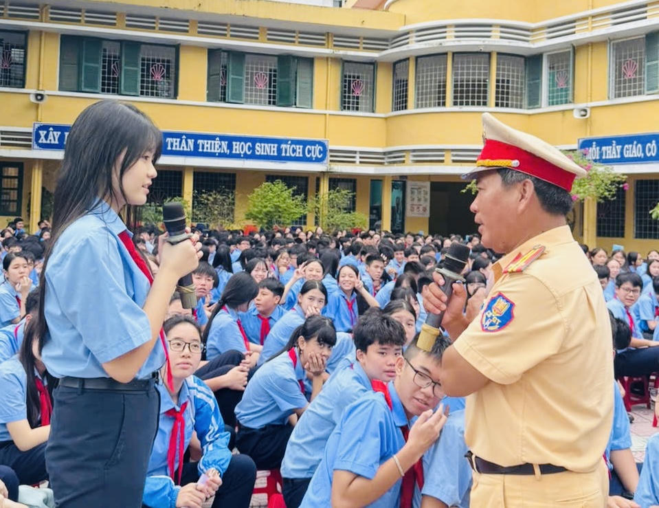 Báo Pháp luật Việt Nam và Công an TP Huế phối hợp tuyên truyền pháp luật, tặng mũ bảo hiểm cho học sinh