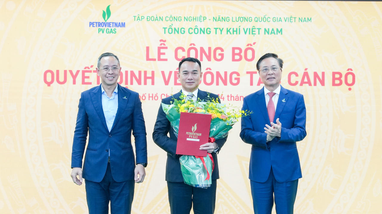 Thành viên HĐTV Petrovietnam Trần Bình Minh và Chủ tịch HĐQT PV GAS Bùi Minh Tiến tặng hoa chúc mừng Tân TGĐ PV GAS Dương Trí Hội.